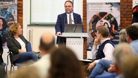 Wissenschaftsminister Timon Gremmels steht an einem Rednerpult