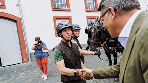 Ministerpräsident Boris Rhein während seines Besuchs des Hessischen Landgestüts Dillenburg