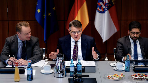 Von Seiten der Landesregierung waren neben Ministerpräsident Boris Rhein unter anderem Wirtschaftsminister Kaweh Mansoori und Finanzminister Alexander Lorz dabei. Von Seiten der Landesregierung waren neben Ministerpräsident Boris Rhein unter anderem Wirtschaftsminister Kaweh Mansoori und Finanzminister Alexander Lorz dabei.