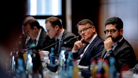 Ministerpräsident Boris Rhein leitet die Sitzung des Finanzplatkabinetts in Frankfurt. Ministerpräsident Boris Rhein leitet die Sitzung des Finanzplatkabinetts in Frankfurt.