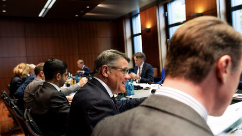Das Finanzbplatzkabinett hat zudem eine Charta zur Zusammenarbeit für den Finanzplatz beschlossen. Das Finanzbplatzkabinett hat zudem eine Charta zur Zusammenarbeit für den Finanzplatz beschlossen.