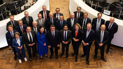 Finanzplatzkabinett Blick in einen Raum, in dem die Mitglieder des Finanzplatzkabinetts zum Gruppenfoto zusammenstehen.