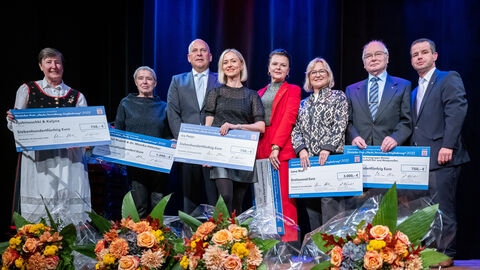 Innenminister Poseck steht mit LBHS Hofmeister und den Preisträgerinnen und Preisträgern auf der Bühne bei der Verleihung.