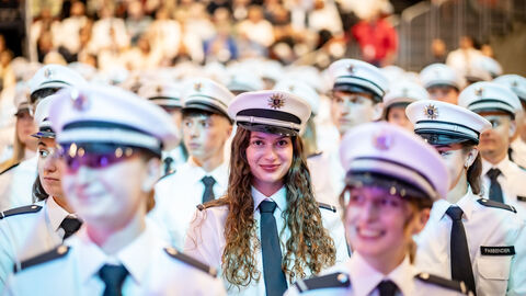 Großer Tag für die Polizeikommissaranwärterinnen und -anwärter.