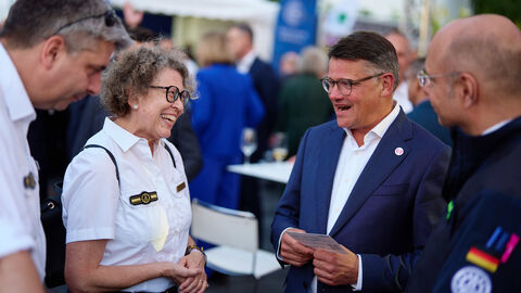 Ministerpräsident unterhält sich mit Gästen