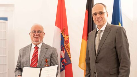 Peter Beuth händigt Reinhard Kahl aus Vöhl das Verdienstkreuz am Bande des Verdienstordens der Bundesrepublik Deutschland aus.