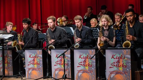 Das Landesjugendjazzorchester Kicks and Sticks wie es auf der Bühne am musizieren ist