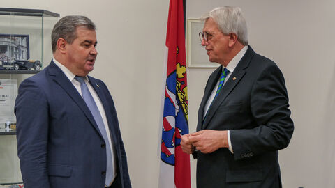 Ministerpräsident Volker Bouffier und der Generalkonsul der Ukraine, Vadym Kostiuk, stehen nebeneinander und unterhalten sich.