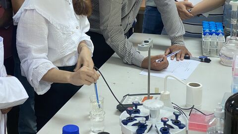 Studierende der VGU stehen um eine Versuchsanlage herum