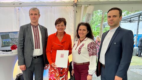 Der Verein auf dem Hessenfest, v.l.n.r.: Der Vorsitzende des Vereins, Stephan Rudzinskyy, Europaministerin Lucia Puttrich, die Direktorin der Samstagsschule Frau Roksolana Rakhletska und der Schatzmeister des Vereins, Herr Roman Rokytskyy
