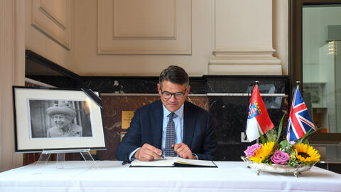 Ministerpräsident Boris Rhein bekundete am Dienstag seine Anteilnahme am Tod Ihrer Majestät Queen Elizabeth II. und trug sich ins Kondolenzbuch für die verstorbene Königin ein.