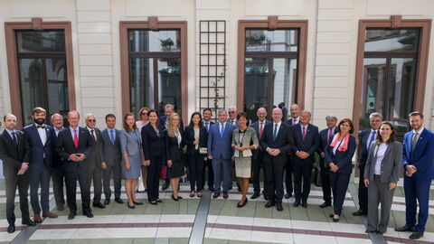 Europaministerin Lucia Puttrich und Europastaatssekretär Uwe Becker (r.) mit den Gästen des Hessischen Consular Corps der EU-Mitgliedstaaten