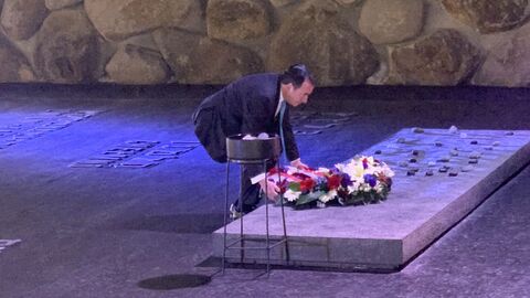 Kultusminister Lorz bei der Kranzniederlegung in der Halle der Erinnerung in Yad Vashem