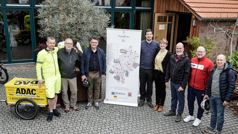 Ministerpräsident Boris Rhein (3 v.l.) startete gemeinsam mit Dr. Hilmar Siebert, Vorstandsmitglied des ADAC Hessen-Thüringen (2 v.l.), und dem DEHOGA-Hauptgeschäftsführer Oliver Kasties (3 v.r.) von Ober-Klingen aus die 37 Kilometer lange Dorfgasthaus-Radroute durch den nördlichen Odenwald.