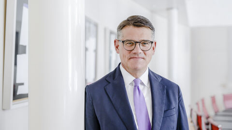 Porträtaufnahme von Ministerpräsident Boris Rhein im Kabinettsaal in der Hessischen Staatskanzlei