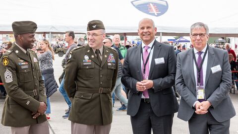 Command Sergeant Major, Pamphil, US Army Garrison command Sergeant Major, Colonel David Mayfield, US Army Wiesbaden Garrison Commander, Innenminister Roman Poseck, Wiesbadens Oberbürgermeister Gert-Uwe Mende blicken lächelnd in Kamera