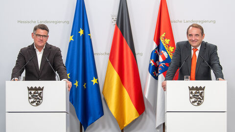 Ministerpräsident Boris Rhein und Finanzminister Professor Dr. R. Alexander Lorz stehen hinter einem Rednerpult.