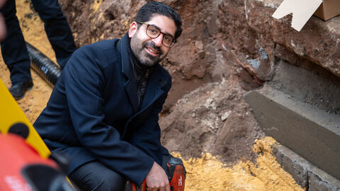 Minister Mansoori verlegt Nahwärmeleitung