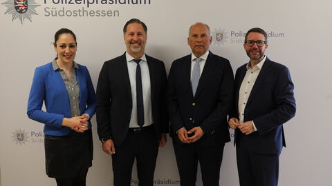 v.l.n.r. Stadträtin Isabelle Hemsley, Polizeipräsident Daniel Muth, Innenminister Roman Poseck, Landrat Thorsten Stolz